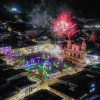 En Manzanares hubo pirotecnia controlada durante el encendido del alumbrado navideño.