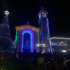 Un árbol artificial de Navidad de 18 metros de altura engalana el atrio del templo parroquial de Pensilvania.