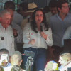 La senadora colombiana María Fernanda Cabal (c) habla junto al expresidente colombiano Álvaro Uribe (i) (2002-2010) durante una concentración este sábado, en Cúcuta (Colombia). 