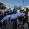 Palestinos cargan el cuerpo de Adam Abu Dahr, de ocho años, durante su funeral cerca del Hospital de los Mártires de Al Aqsa en Deir Al Balah, en el centro de la Franja de Gaza.