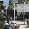 Un soldado vigila frente a la Alcaldía de Tibú (Norte de Santander).