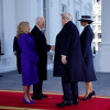 El presidente Joe Biden y la primera dama Jill Biden saludan al presidente electo Donald Trump y su esposa, Melania Trump, en la Casa Blanca este lunes.