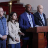 El Canciller de Colombia, Luis Gilberto Murillo (c), habla durante una rueda de prensa este domingo, en Bogotá (Colombia). El Gobierno colombiano dio por superado "el impase" que provocó una crisis diplomática con Estados Unidos, causado por la decisión del presidente Gustavo Petro de no permitir el ingreso de dos aviones con ciudadanos deportados de EE.UU. mientras esas personas no reciban un trato "digno".