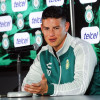 El futbolista colombiano James Rodríguez habla durante una rueda de prensa en las instalaciones de Esmeralda Casa Club León este martes, en León, estado de Guanajuato (México). 