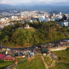 Vista aérea del Monumento a los Colonizadores, en el barrio Chipre de Manizales. Este es uno de los sectores donde se aplicará el pago por el aprovechamiento económico del espacio público. Abecé del cobro por el uso del espacio público en Manizales, que se aplicará en negocios en terrazas, antejardines y vías desde el 1 de julio. Detalles del período de transición. 