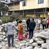 Nepaleses se reúnen después de salir de sus hogares tras el reciente terremoto en Katmandú.