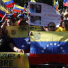 Venezolanos opositores participan de una manifestación en apoyo a la líder antichavista María Corina Machado y al líder opositor Edmundo González este jueves, en Santiago (Chile).