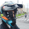 El celular dentro del casco, además de incómodo para manejar, es peligroso porque el conductor se distrae y aumenta el riesgo de siniestros de tránsito.