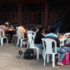 Desplazados por la violencia en el Catatumbo se reúnen en el estadio General Santander este martes, en Cúcuta (Colombia). 