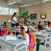 Profesora y estudiantes en un salón de clases. 