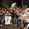 Los jugadores del Once Caldas recibieron a un grupo de hinchas que llegaron al hotel en Medellín, antes del partido con Atlético Nacional.