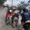 Así les toca transportar pacientes a los Bomberos de Marmato.