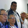 Giovanny Andrés Rojas, alias Araña, observando al jefe de la delegación del Gobierno de Colombia, Armando Novoa García, quien no pudo bloquear la captura. 