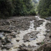 El vehículo rodó por una ladera en el sector del Espartillal. Seis personas viajaban en este.