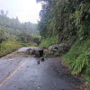 Las recientes lluvias en el Oriente de Caldas causaron caída de rocas en la vía entre Pensilvania y Manzanares, en el sector del aserrío de La Chalca.