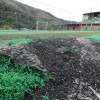 El suelo sintético de la cancha se levanta y hay gran cantidad de huecos.