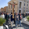 Entre la tristeza por no verlo en persona y la preocupación y las plegarias para que se recupere, peregrinos procedentes del todo el mundo siguen visitando la basílica de San Pedro en el Vaticano por el Jubileo, a la espera de que el papa mejore de la neumonía bilateral cuando cumple una semana hospitalizado.