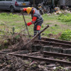 Los materiales del tren dejaron huérfanos a futbolistas que se quedaron sin una cancha en condiciones en una población de Caldas. Prometen devolverles el campo de fútbol tras dos décadas.