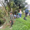 Jornada de limpieza en el barrio Panorama, en la Comuna La Macarena, de Manizales, por la vía Panamericana. 