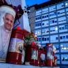  Una vela con la imagen del Papa Francisco, al pie de la estatua de San Juan Pablo II en las afueras del Hospital Universitario Gemelli, en Roma, donde el Papa Francisco se encuentra hospitalizado.