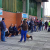 Esta es la fila de hinchas del Once Caldas que llegaron a comprar las boletas del partido de la Copa Sudamericana ante Millonarios, pero aún no está habilitada la taquilla.