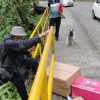 El primer desafío de don José Camilo es treparse por el barranco y sacar de su cambuche las cajas de cartón qué venderá para su primera comida del día.