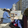 Un artista dibuja ante la escultura del papa Juan Pablo II, a las puertas del Hospital Gemelli donde permanece ingresado el papa Francisco.