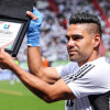 Radamel Falcao García, en septiembre pasado, en el Palogrande, con una placa que le entregó el Once Caldas.