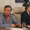 Gustavo Petro (izquierda) y el ministro del Interior Armando Benedetti durante un consejo de ministros transmitido al país por televisión. 