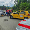 Dos mujeres resultaron lesionadas tras chocar en su vehículo contra un taxi.