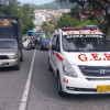 La motociclista presentó lesiones al chocar contra la parte trasera de una camioneta.