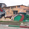 En el mural de Fátima se muestra que el barrio está a los pies del estadio Palogrande. Tiene la parroquia, el cóndor que utiliza Holocausto Norte, el Nevado del Ruiz, granos de café y la frase Locos por la Convivencia.