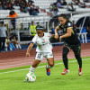 Irma Castillo, la 10 del Once Caldas, disputa el balón con Sara Martínez, volante de la Selección Colombia de mayores. El Blanco y Atlético Nacional empataron 0-0 en el estadio Palogrande.