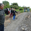 En una vereda de Manizales, 25 personas construyeron una placa huella con sus recursos para mejorar su acceso a la zona urbana. La obra fue demolida en un operativo con acompañamiento policial, antes de ser inaugurada. Al parecer, no tenía licencia.