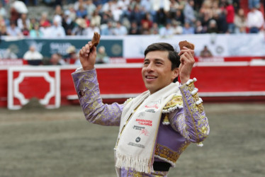 Manuel Libardo con las dos orejas del toro Greñudo de 480 kg de la ganadería de Mondoñedo, el cual recibió el indulto.