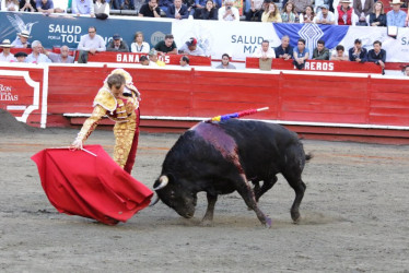 Román ejecuta un derechazo al toro Cadenero de la ganadería de Ernesto Gutiérrez. Recibió el indulto en la tarde de ayer.