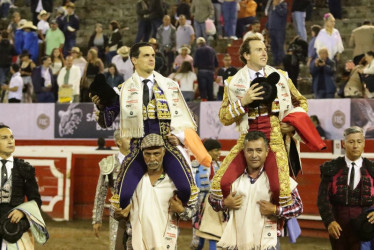 Los matadores David Galván y Román durante la salida en hombros con motivo de su triunfo en la tarde de ayer. David (izq) ejecutó una faena importante al toro Literato de la ganadería de Dosgutiérrez. Román consiguió indultar al toro Cadenero de Ernesto Gutiérrez. Ambos con merecidos triunfos.