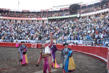 Antonio Ferrera festejando con el público las dos orejas conquistadas por la lidia del toro Enojado de la ganadería de Santa Bárbara del capitán Barbero.