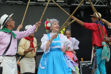 Los abuelos danzaron ayer por la tarde en el Parque Ernesto Gutiérrez; en ese lugar se cumplió el Festival del Adulto Mayor