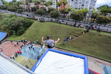 Salto de 12 metros del Bag Jump que estuvo como atracción extrema en la Feria de Manizales.