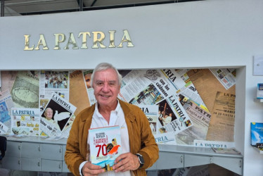 Carlos Arboleda con la segunda edición del libro 'De España... Sevilla. De América... Manizales. 70 años de la fiesta brava'. 