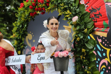 España (Ainara Martínez) se robó las miradas del público con su vestido blanco. 