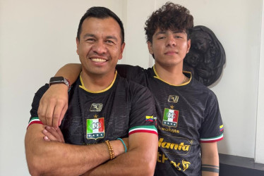 Padre e hijo son bogotanos e hinchas del Once. Viajaron desde Estados Unidos a la Feria de Manizales para conocer el estadio Palogrande por primera vez. Esta es su historia.