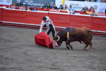 Juan de Castilla con el toro Buenavida de la ganadería de Juan Bernardo Caicedo. 