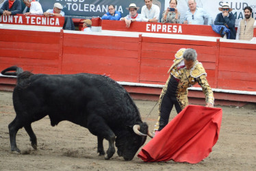 Luis Bolívar como siempre en maestro ejecuta un natural al toro Lanzadito de 446 kg de la ganadería de Juan Bernardo Caicedo. Lentitud y colocación.