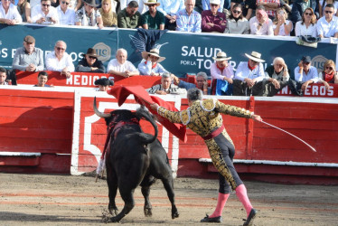 Luis Bolívar en un vistoso pase por alto a su toro Pericudo de 448 kg de la ganadería de Juan Bernardo Caicedo.