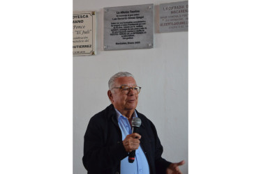 Luis Bernardo Gómez Upegui con la placa en su honor. 