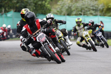 3, 2, 1, ¡fiesta! Unos 150 competidores corrieron ayer en la Válida Nacional de Motovelocidad de la Feria de Manizales, en el Bosque Popular. Se disputaron 12 categorías.