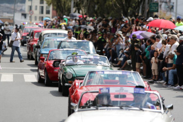 La gente de nuevo acudió a las calles para ver carros antiguos y clásicos. 