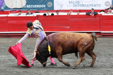 Manuel Libardo en la faena al toro Greñudo, en el inicio de la 70 Temporada Taurina de Manizales.